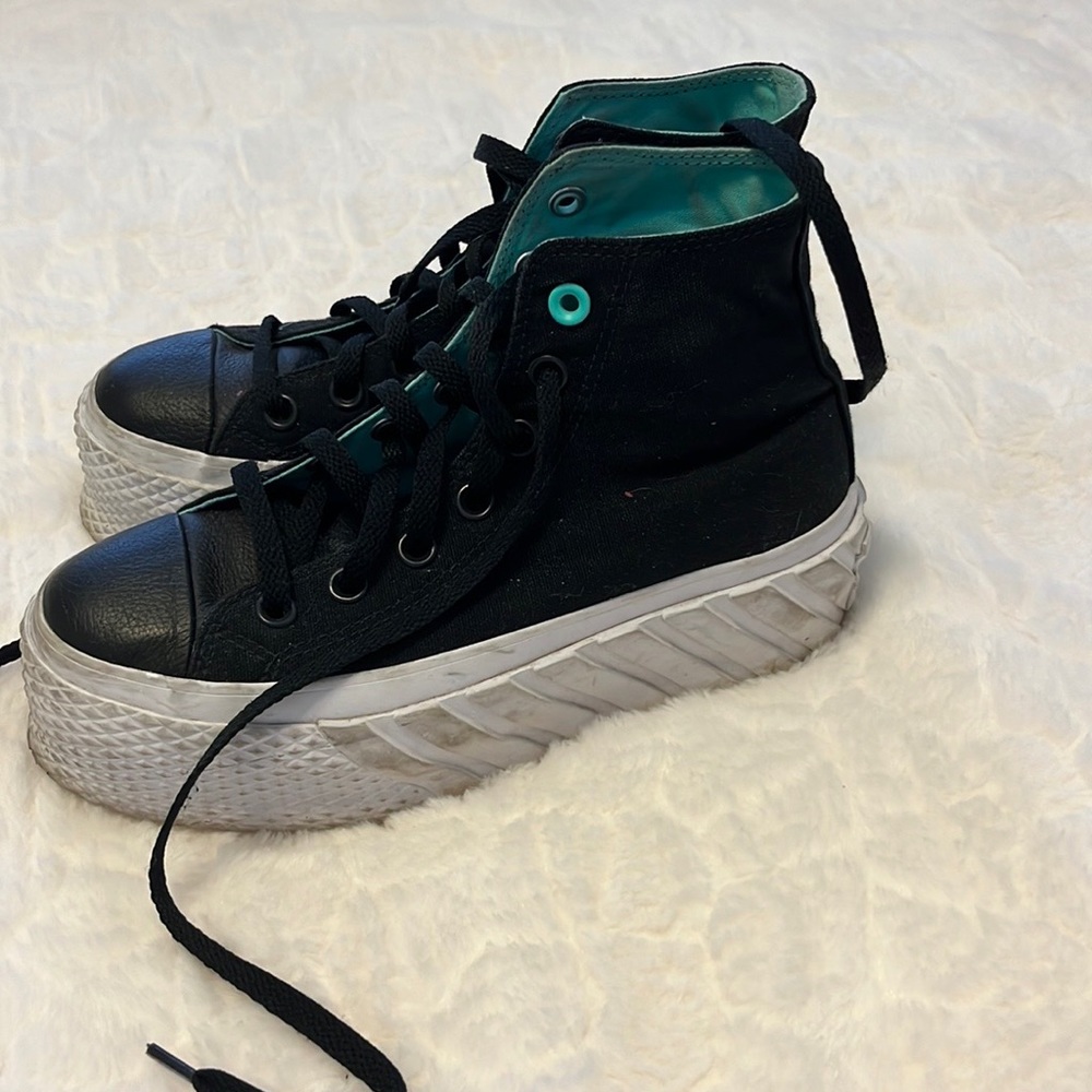 Women’s size 5.5. Black platform converse